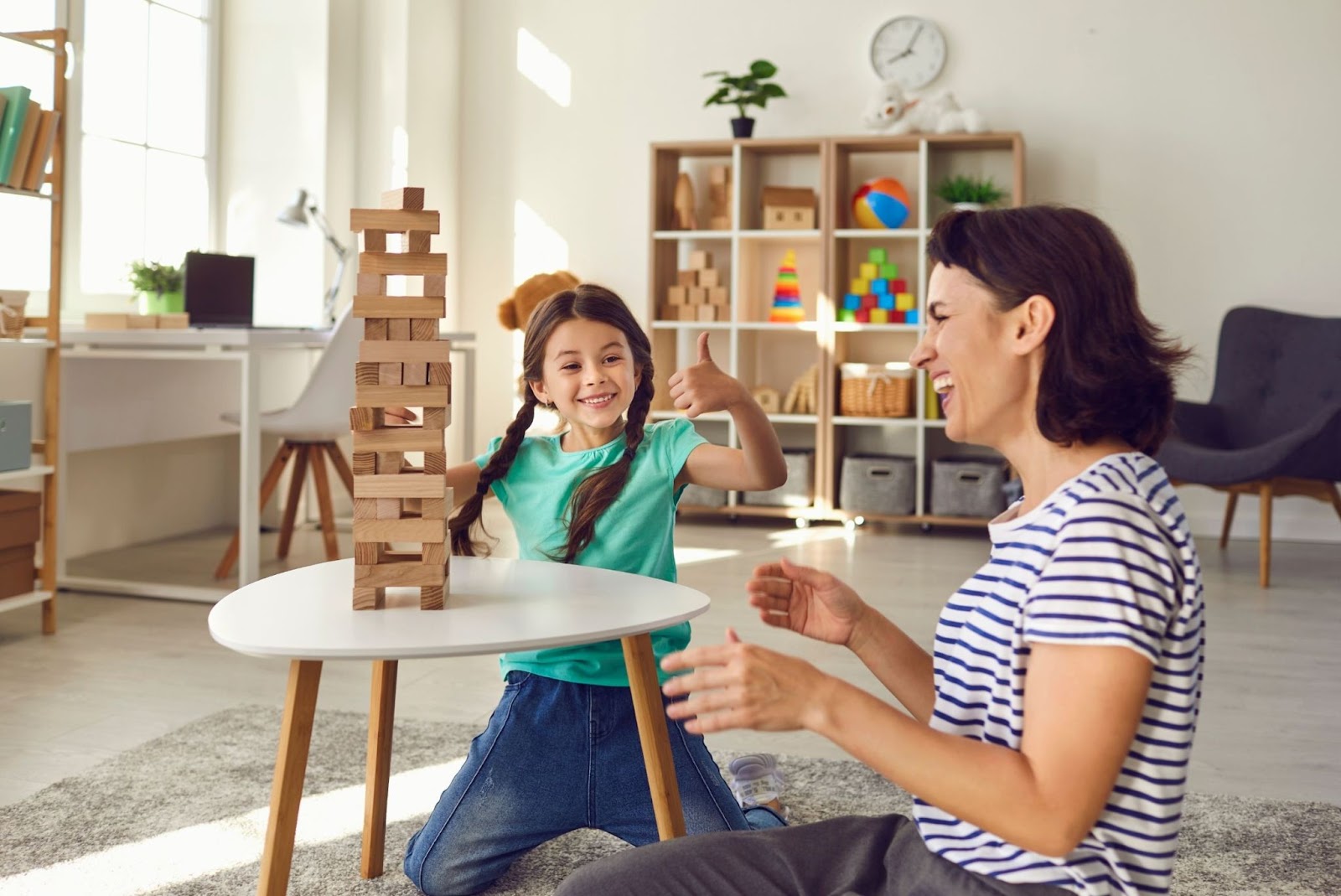 jouer-avec-son-enfant : jouer avec son enfant : une maman et sa fille font un jeu de construction